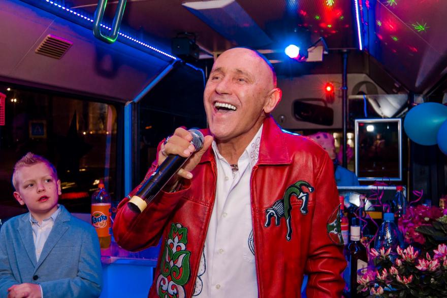 Pataki Attila sztárfellépő.